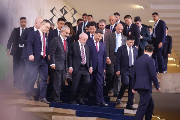Imagem colorida mostra Xi Jinping e Lula - Metrópoles