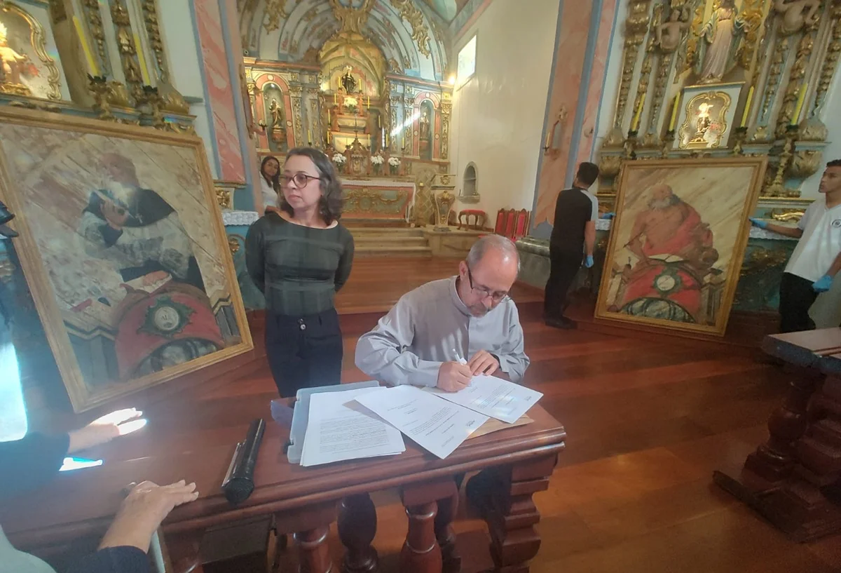 As pinturas faziam parte do forro da Capela-Mor e integravam uma composição artística dedicada à estigmatização de Santa Rita de Cássia As pinturas faziam parte do forro da Capela-Mor e integravam uma composição artística dedicada à estigmatização de Santa Rita de Cássia