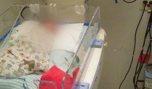 Bebê nasce sem ânus e família aguarda por cirurgia urgente