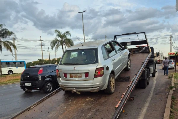 Carro com R$ 15 mil em multas e sem licenciamento é guinchado no DF