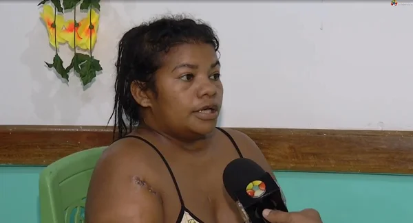 mulher jovem e negra dá entrevista e conta como foi esfaqueada