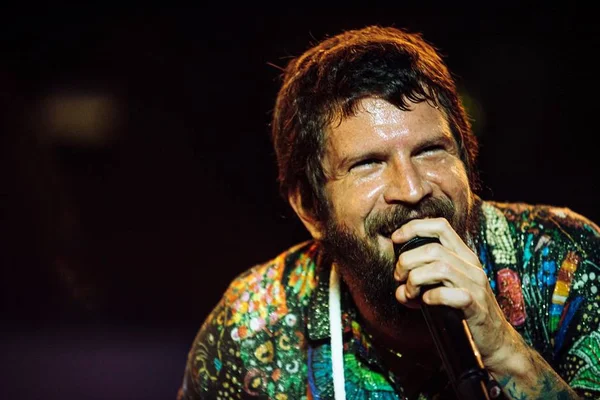 Com axé e pagode, Saulo e Sorriso Maroto animam o Na Praia
