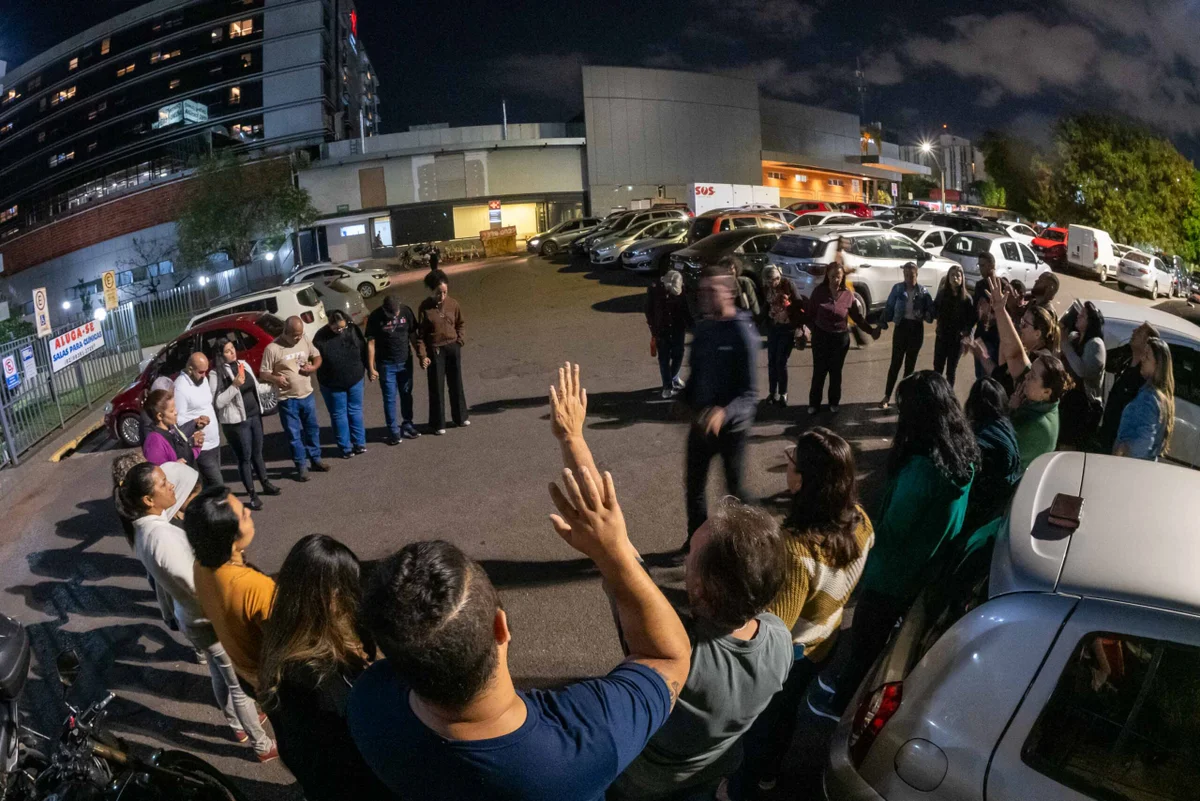 Família e amigos fazem corrente de oração por Valentina no estacionamento do Hospital Santa Lúcia Norte, na Asa Norte, na noite desta segunda-feira (22/6) Família e amigos fazem corrente de oração por Valentina no estacionamento do Hospital Santa Lúcia Norte, na Asa Norte, na noite desta segunda-feira (22/6)