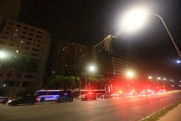 Bolsonaristas promovem caos e destruição no centro de Brasília, na altura da W3 Norte. Na imagem, um trânsito pesado de policiais ao lado do hotel em que está hospedado o presidente eleito Lula - Metrópoles