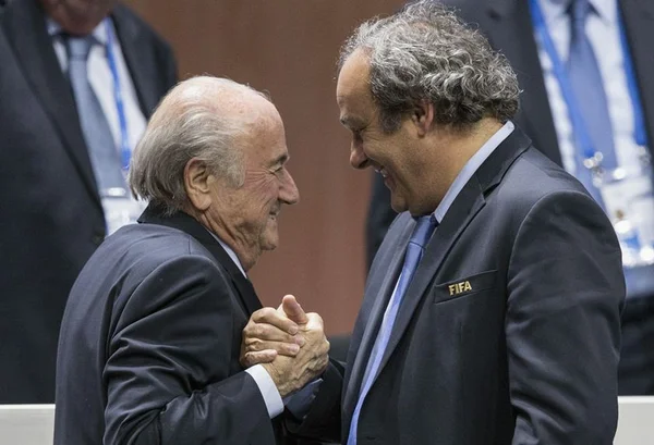 Auditor da Fifa condena ‘clássico conflito de interesse’ em caso Blatter-Platini