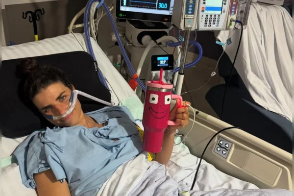 Foto colorida de uma mulher conectada a tubos em ambiente hospitalar - Metrópoles.