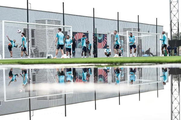 Delegação do Flamengo treinando antes de enfrentar o PSG na Copa do Mundo de Clubes
