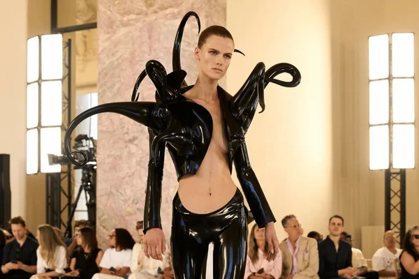 foto com cor. desfile alta-costura schiaparelli outono/inverno 2026/2027 - metrópoles