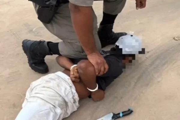 Homem destrói delegacia e é preso com facão no Entorno