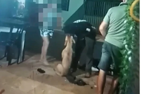Homem morde cachorra e a levanta com a boca: “Minha mulher”. Vídeo