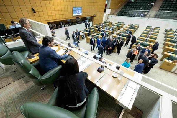 Fotografia colorida mostra bancada da Presidência durante sessão extraordinária da Alesp - Metrópoles