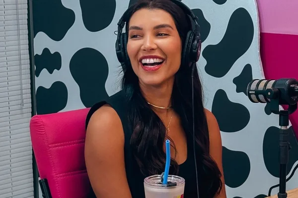 Camila Dias é clicada nos bastidores do VacaCast - Metrópoles