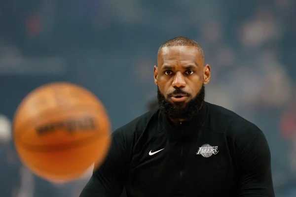Imagem colorida de LeBron James - Metrópoles