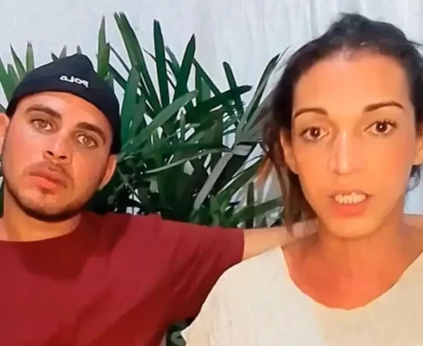 Homem vítima de homofobia senta ao lado de sua esposa, uma mulher trans