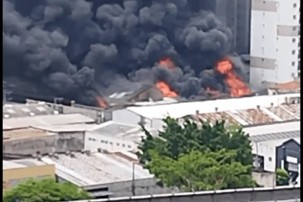 Imagem colorida de um incêndio que atinge um galpão comercial nesta sexta-feira (14/11) - Metrópoles