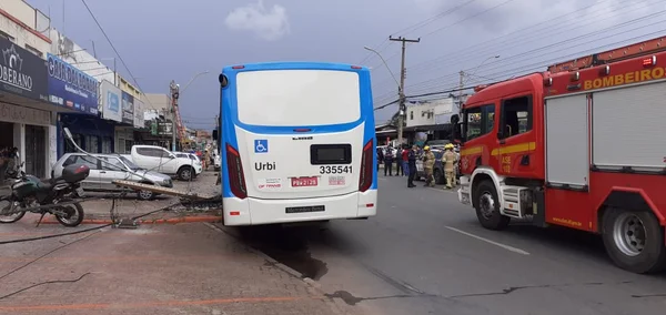 Colisão entre ônibus e carro deixa dois feridos e interdita via no DF - destaque galeria Colisão entre ônibus e carro deixa dois feridos e interdita via no DF - destaque galeria