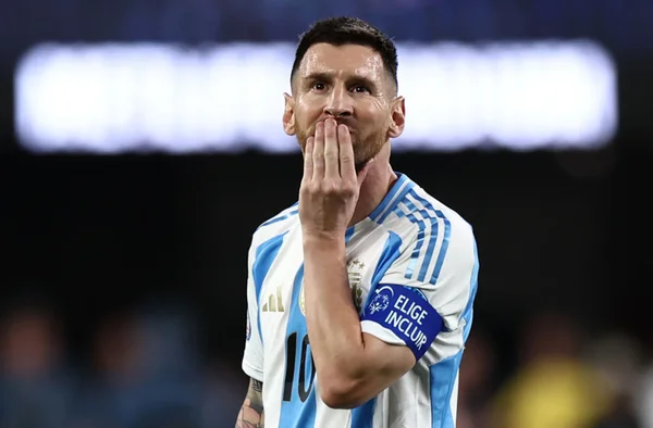 Imagem colorida de Lionel Messi com a mão na boca -Metrópoles