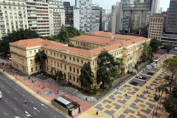 Imagem colorida mostra prédio da Secretaria da Educação do Estado de São Paulo - Metrópoles