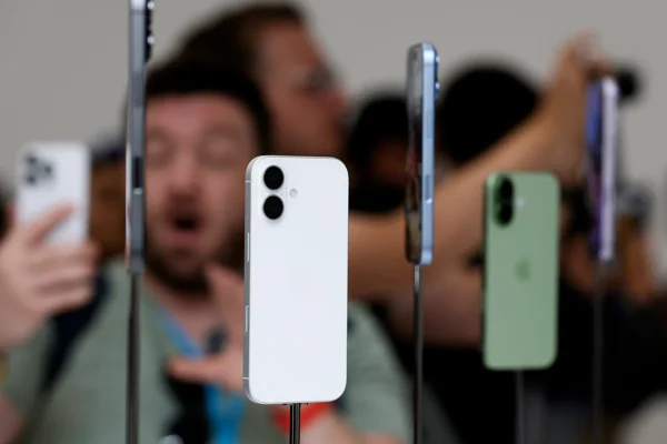 Imagem de clientes segurando o iPhone 17, que foi lançado pela Apple - Metrópoles