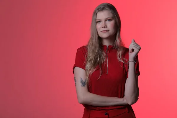 Vicka lança o disco De Cabeça Pra Baixo, com música virais do TikTok