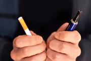 Apesar de serem bastante usados no mundo inteiro e, inicialmente, tenham sido introduzidos no comércio como uma alternativa para os cigarros comuns, os vapes são perigosos para a saúde, segundo o Conselho Federal de Medicina (CFM)