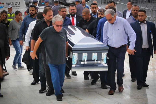Despedida: corpo do apresentador Gugu Liberato chega à Alesp