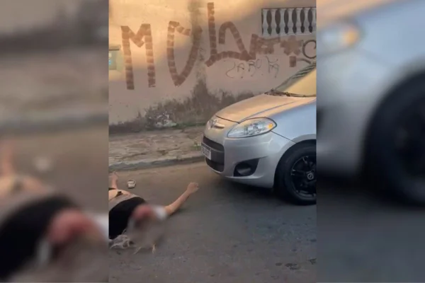 Mulher teve quatro fraturas na face e perdeu parte da visão periférica; Após atacar a ex, o suspeito fugiu levando com o carro da vítima - Metrópoles