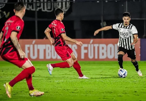 Athletico-PR vence Libertad de virada e abre vantagem na Libertadores