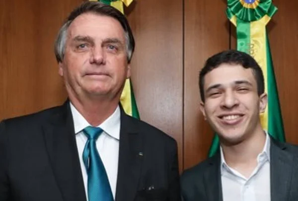 Aos 21 anos, jovem surfa na onda reacionária para fisgar conservadores