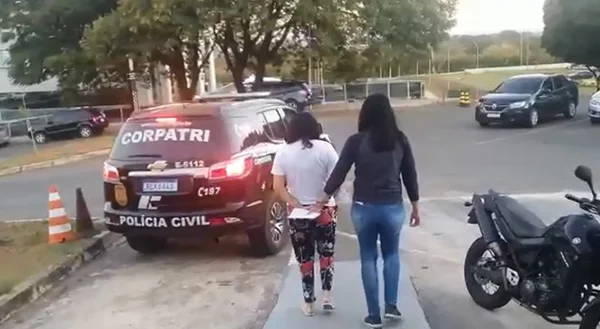 mulher sendo presa