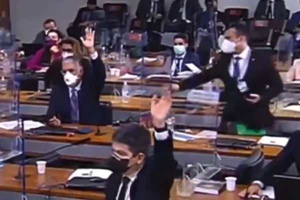 Vídeo: Girão se confunde e chega a votar contra próprio destaque na CPI