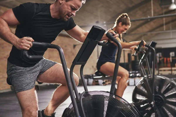 Bicicleta na academia treino intenso hiit