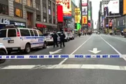 Times Square fechada pela polícia após tiroteiro que atingiu mulher e criança Times Square fechada pela polícia após tiroteiro que atingiu mulher e criança