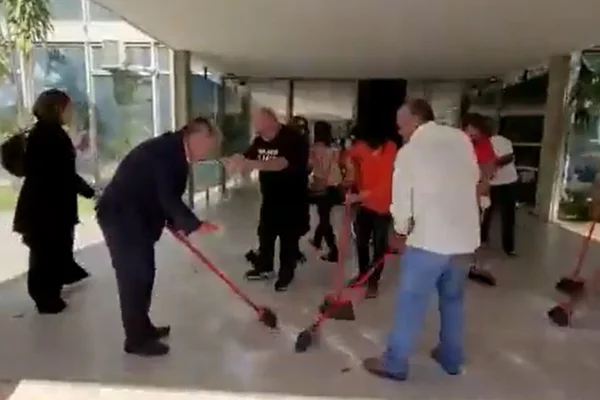 Servidores limpam ministério da Fazenda com sal grosso - Metrópoles
