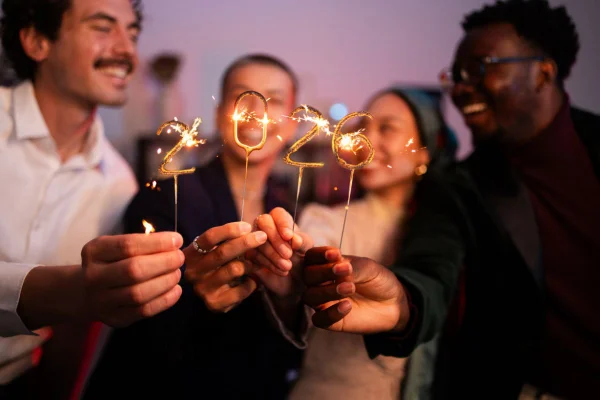 foto colorida amigos fazendo rituais de ano novo