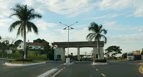 foto colorida do portal de entrada do município de Balbinos, no interior de SP - Metrópoles