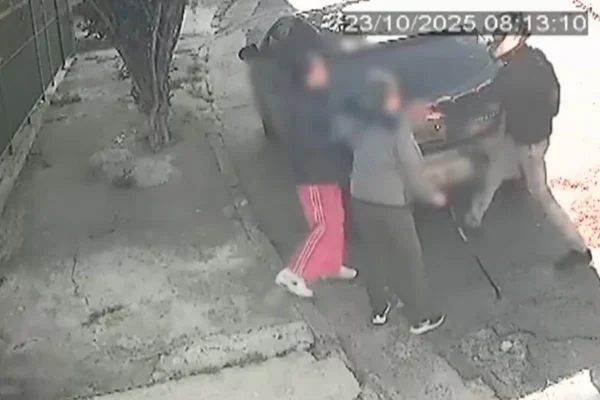 Imagem colorida mostra assaltante que foi baleado por PM de folga. Metrópoles
