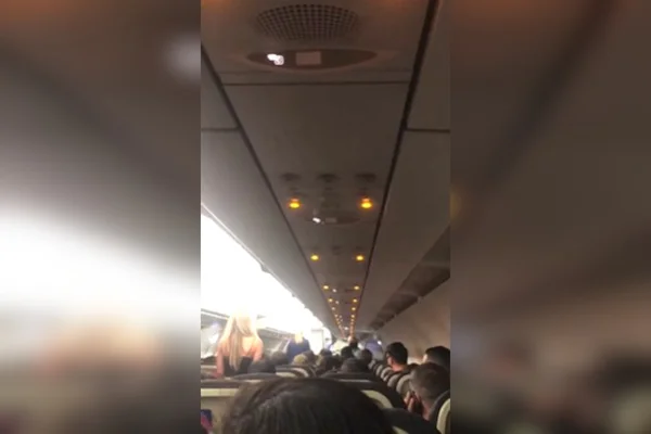 Vídeo: comandante retorna ao aeroporto após passageiro fumar no avião