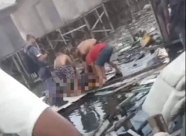 Homem baleado por PM é carregado por moradores na Favela do Sambaiatuba