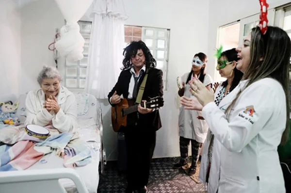 Carnaval chega à casa de pacientes em internação domiciliar