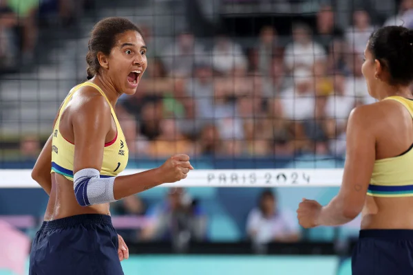 Ana Patrícia Silva Ramos e Eduarda Santos Lisboa, da Seleção Brasil, reagem durante partida das oitavas de final femininas contra a Seleção Japonesa, no décimo dia dos Jogos Olímpicos de Paris 2024, em 5 de agosto de 2024, em Paris, França.