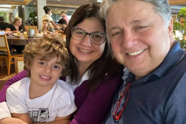 Vicente Alvite, o Tonho de Travessia, com os avós