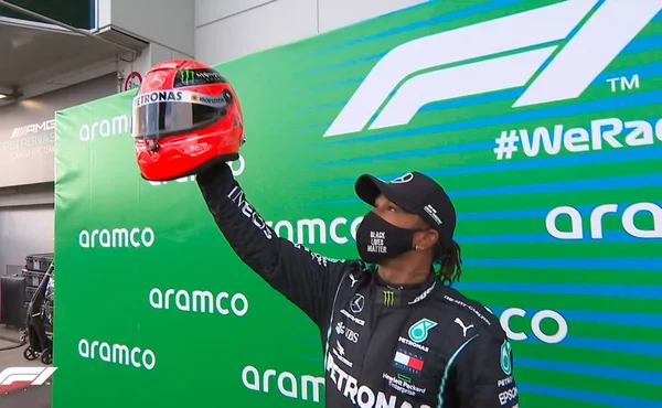 Hamilton com o capacete de Schumacher