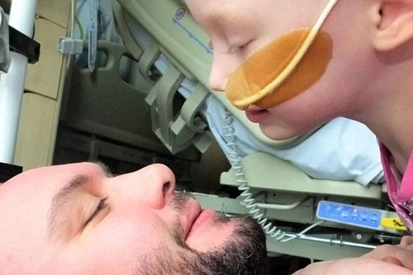 Em foto emocionante, irmã ajuda irmão a enfrentar os efeitos da químio