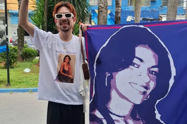 "Queremos mulheres vivas", afirma Arlie Moura, irmão de Eliza Samudio, após passeata - Metrópoles