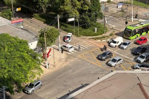 Imagem colorida mostra PM após tiroteio no Butantã. Metrópoles