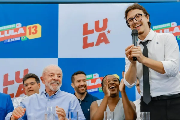 O presidente Luiz Inácio Lula da Silva e o deputado federal eleito Guilherme Cortez (Psol)