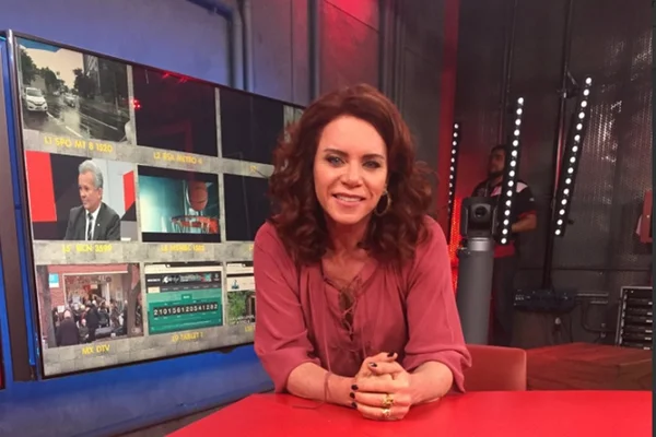Celular de apresentadora toca durante jornal e internet não perdoa