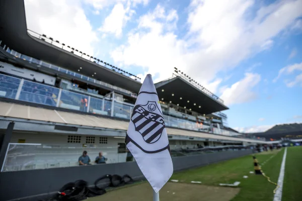 Bandeirinha de escanteio com o escudo do Santos