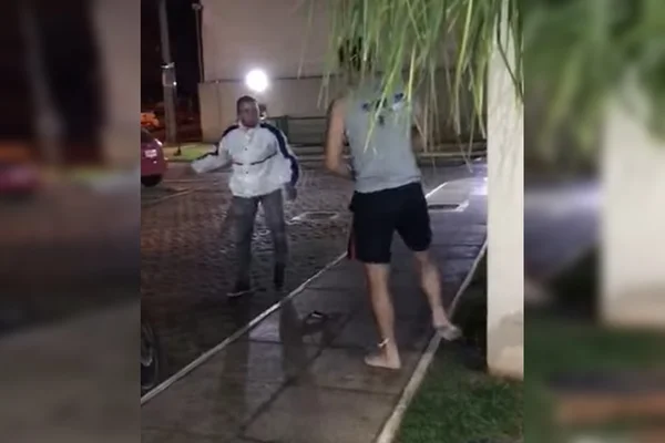 Motoboy do DF agredido por PM usa veículo clonado e é preso